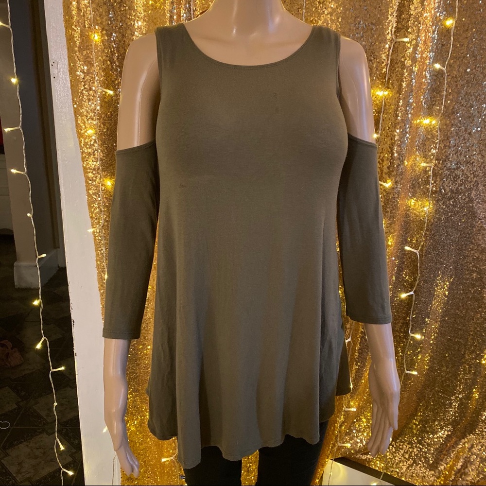 Lyss Loo 🌻 Cold Shoulder Top✨